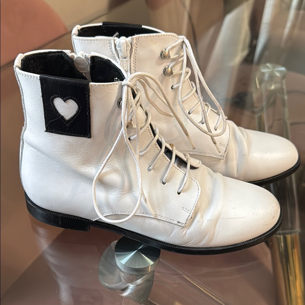 Don Louis leather boots size 32
White Leather Ankle Boots with Heart Detail